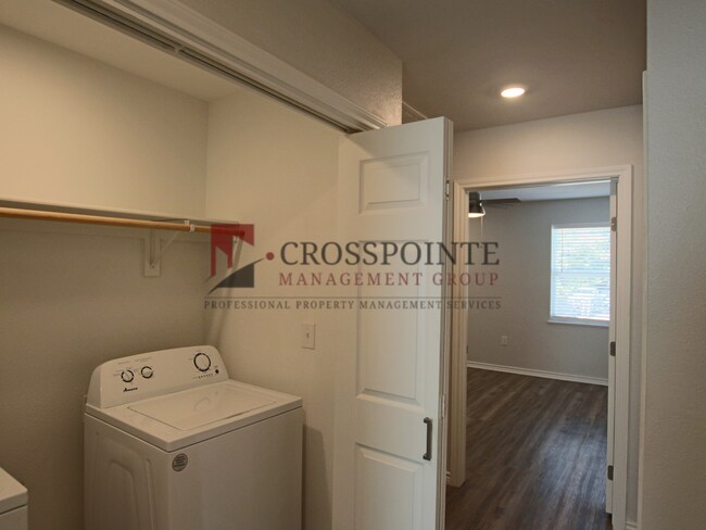 Building Photo - Stunning 2 Bed 2.5 Bath 1 Car Garage Townhome in Tyler!