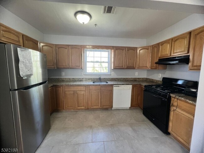 Building Photo - 28 Kent St