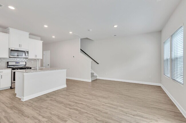 Building Photo - Two-story 3BR/2.5BA townhome in Foxcroft T...