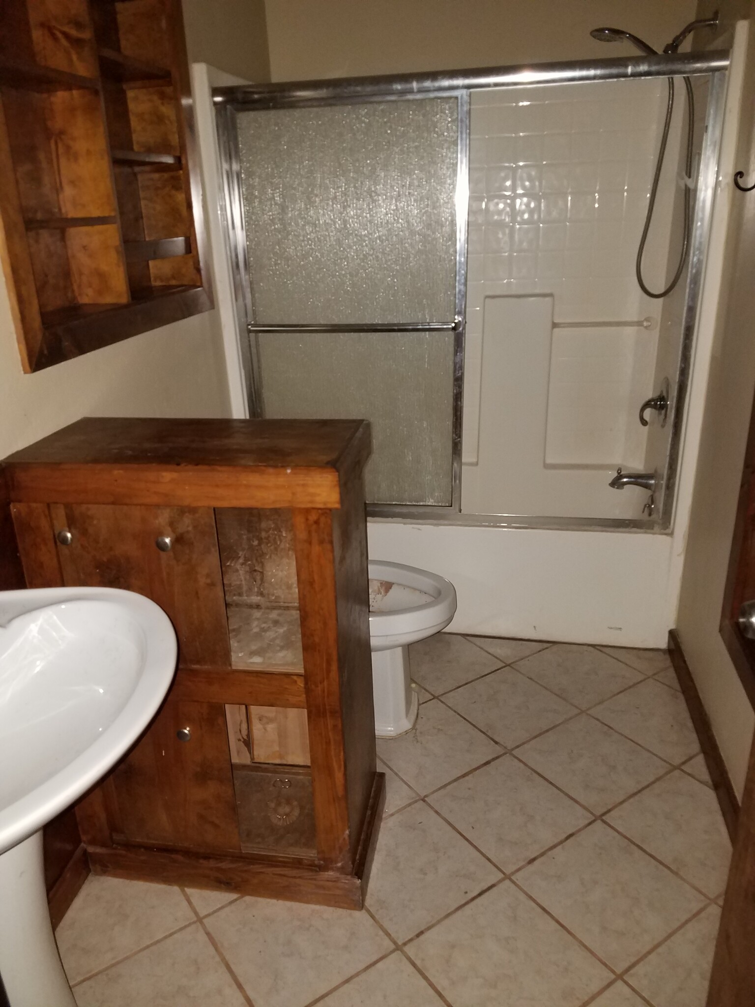 Hall bath with shower tub combo. - 12400 N Luther Rd