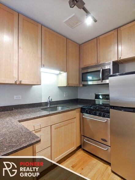 Building Photo - 643 W Wrightwood Ave