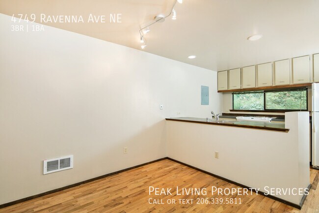 Building Photo - UW 3bed/1bth! FREE PARKING & LAUNDRY!