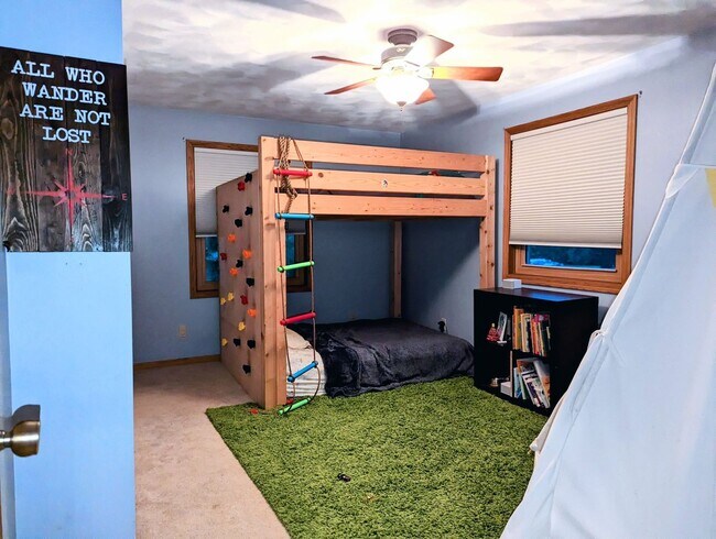 Building Photo - Four Bedroom Neenah House