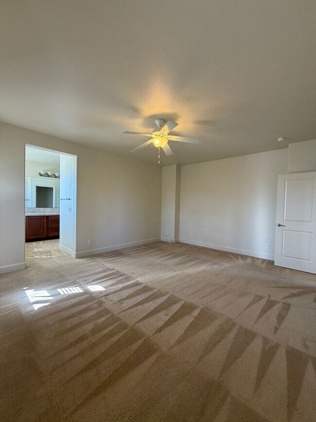 Building Photo - Spacious 4 Bedroom, 2.5 Bath in North Valleys