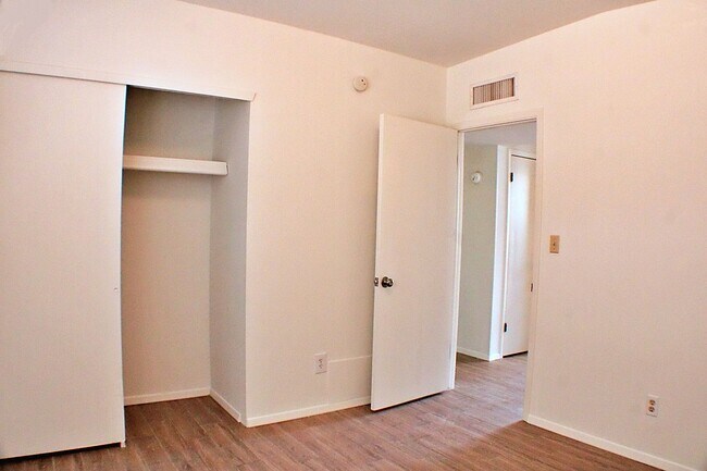 Building Photo - 3 Bedroom, 2 Bath , North-East El Paso Great house located across the street from Terrace Hills M...