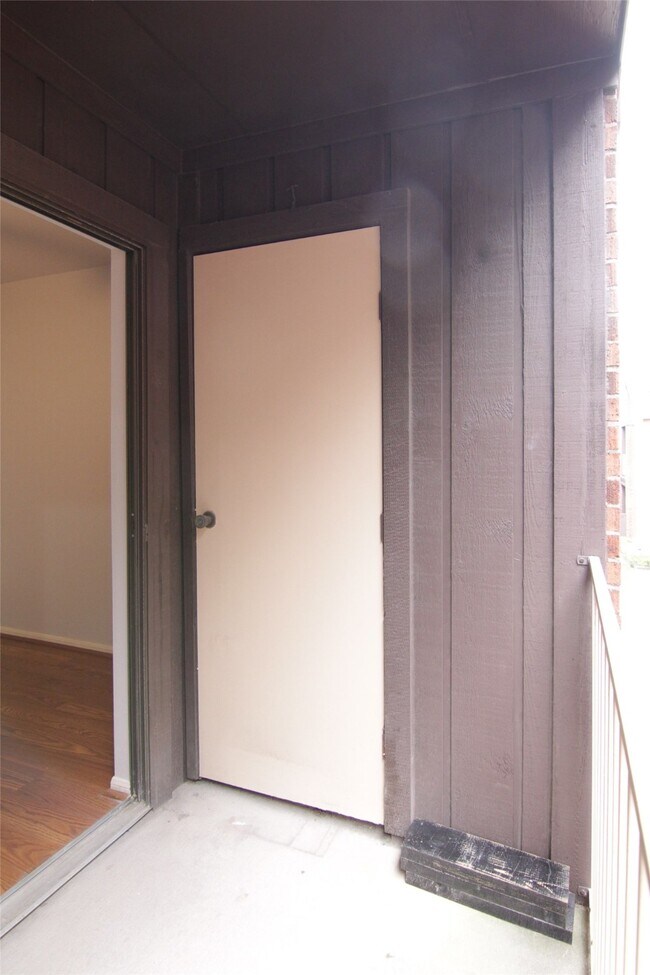 Building Photo - 3100 Walnut Bend Ln