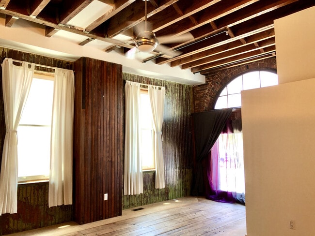 Building Photo - 2115 E Baltimore St