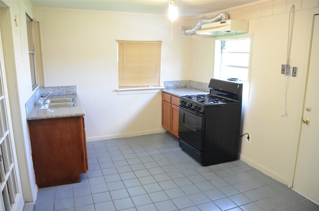 Building Photo - 10807 Emery Dr