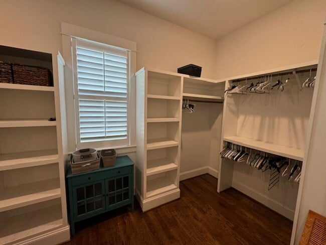 Building Photo - Lightly Furnished 4BR, 4BA Chapel Hill Hom...