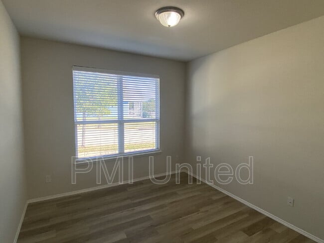 Building Photo - 9145 Blackstone Dr