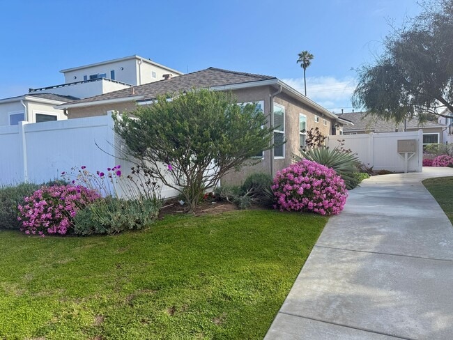 Building Photo - 1 Block from the Beach! Apartment Home in Ocean Beach! Private Garage! Private Patio!