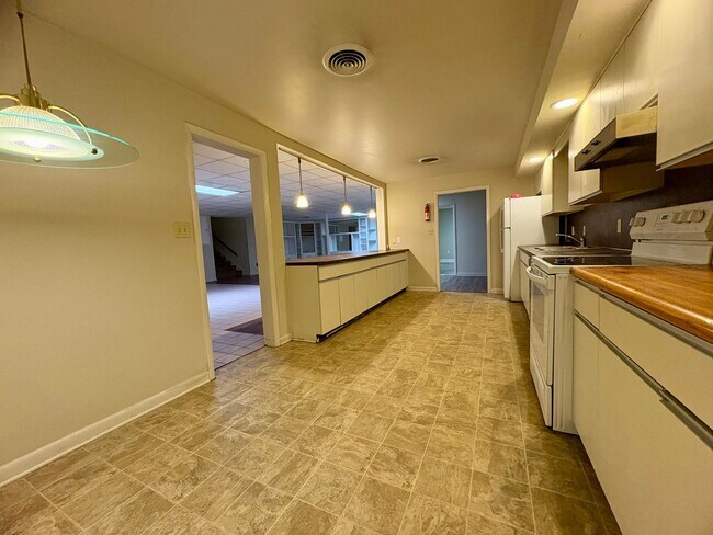 Building Photo - 1325 W Poplar St