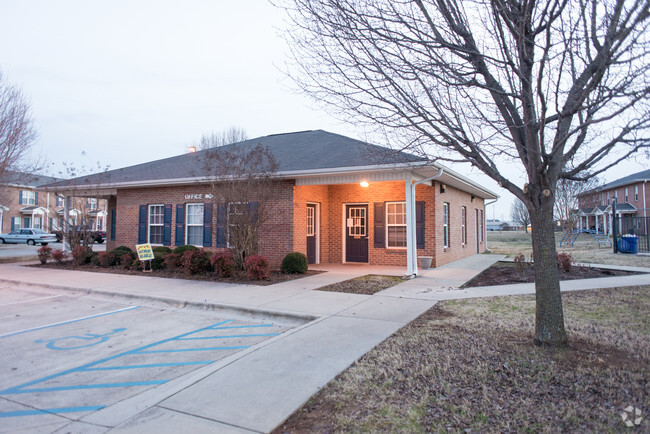 Building Photo - Castlewood Apartments