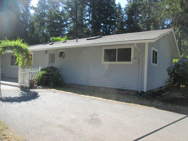 Building Photo - Rambler with Large Garage in Artondale