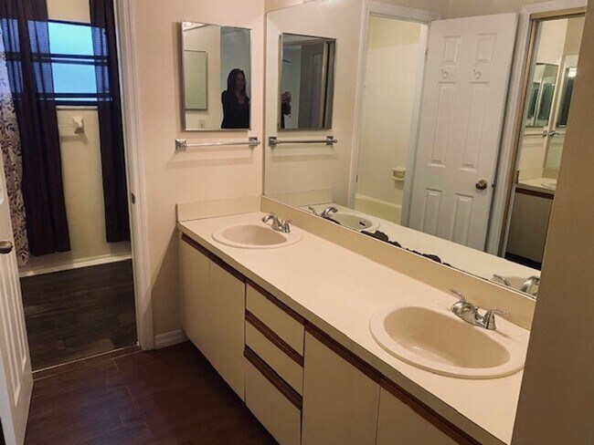 Building Photo - 1604 Sunside Square