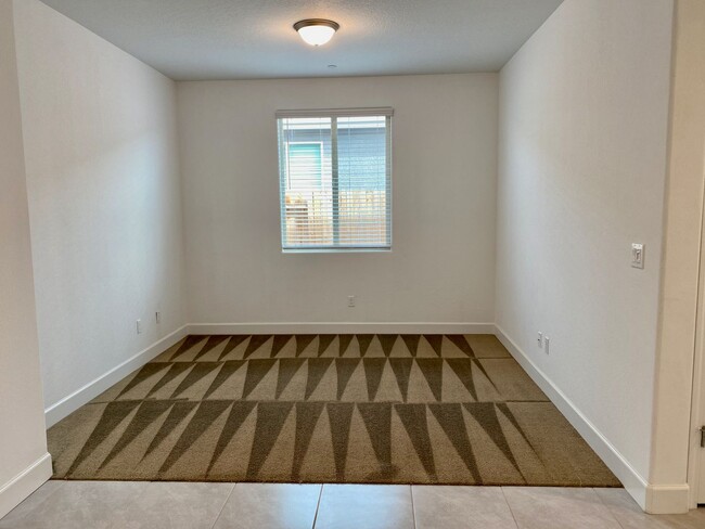 Building Photo - ONE Month Free Rent $2,295 Barstow & Leona...