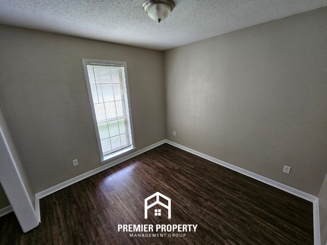 Building Photo - Huge 3BR/2BA Near Kirby | 1,774 Sq Ft, Hardwood Floors, Fireplace & Bay Window