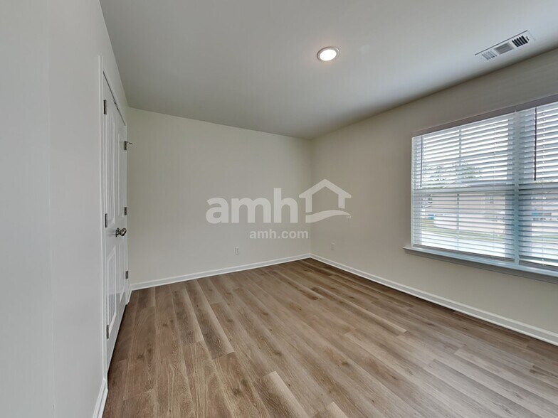 Building Photo - 27 Spinaker Ct