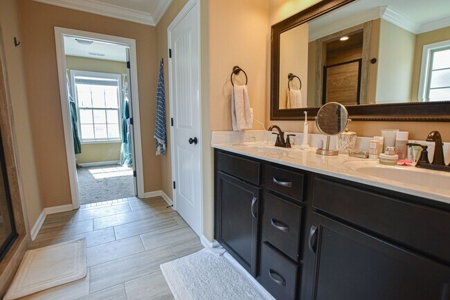 Building Photo - Pet Friendly Four Bedroom!