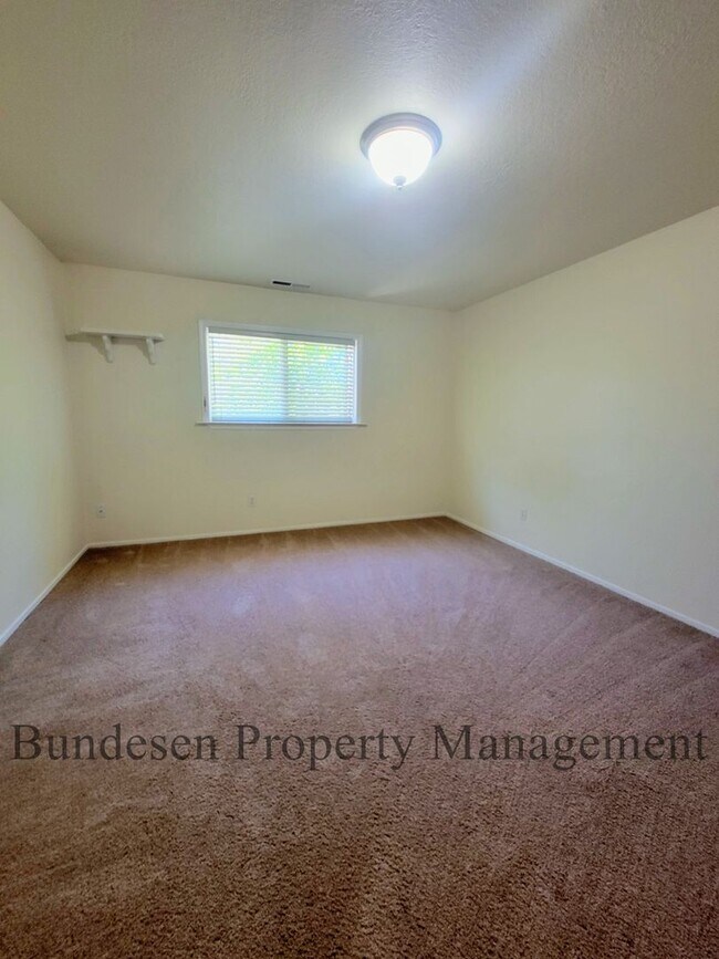 Building Photo - Spacious Westside 5BR Home in Petaluma - E...