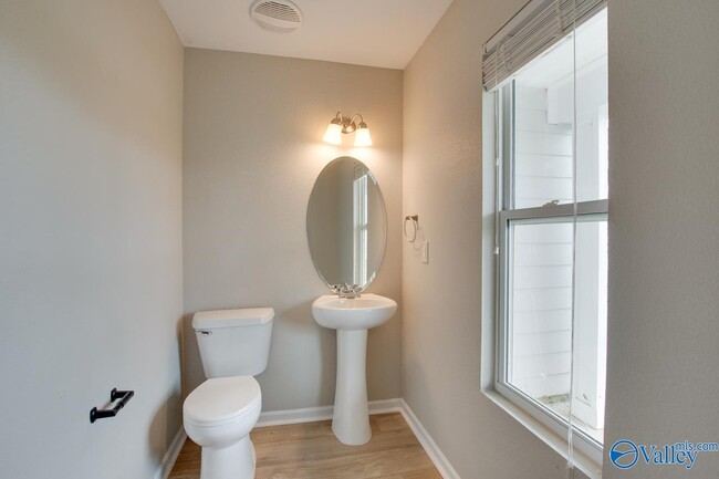 Building Photo - 102 Whitestone Dr NE