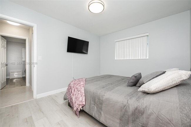 Building Photo - 810 S Rainbow Dr