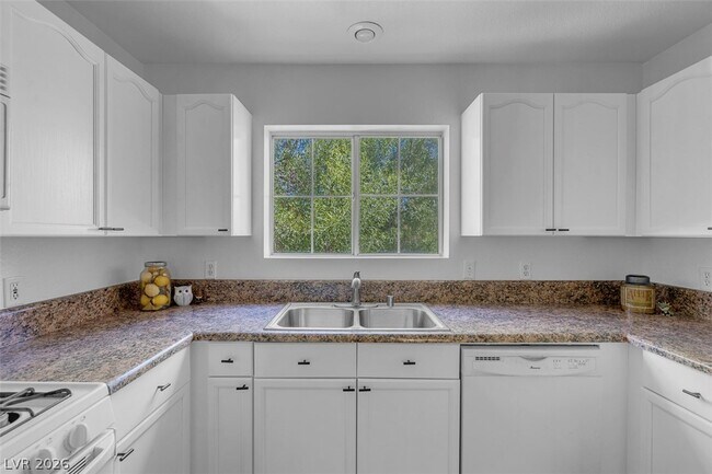 Building Photo - 353 Amber Pine St