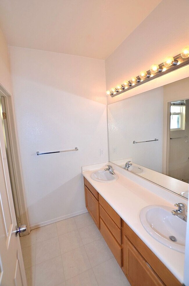 Building Photo - 4Br/3-1/2 bathroom Home