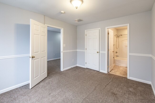 Building Photo - Middletown - 3 bedroom, 2.5 bath townhome