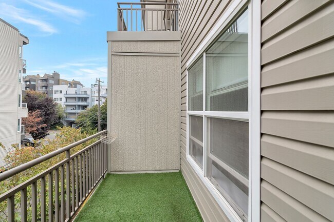 Building Photo - Amazing West Seattle 2 bedroom 2 bath W/S/...