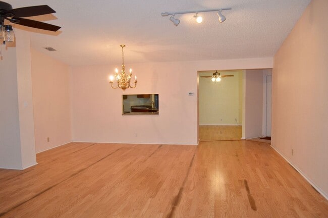 Building Photo - Beautiful and spacious 3 bed 2 bath.