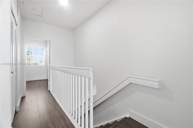 Building Photo - 725 SW 148th Ave