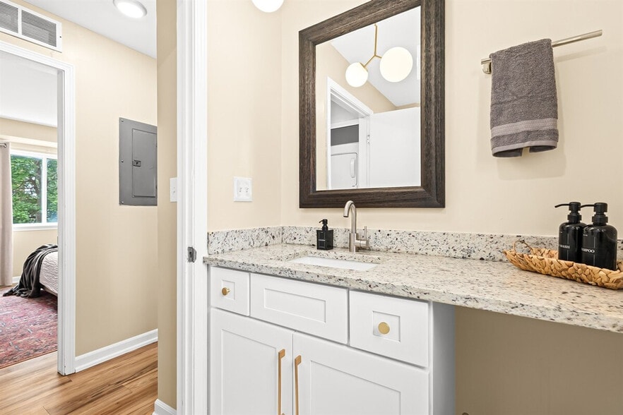 Building Photo - 18423 Sharon Ln