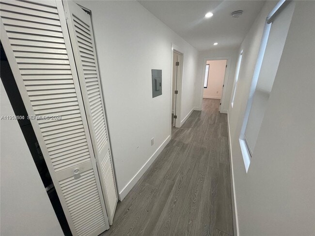 Building Photo - 1637 SW 10th St