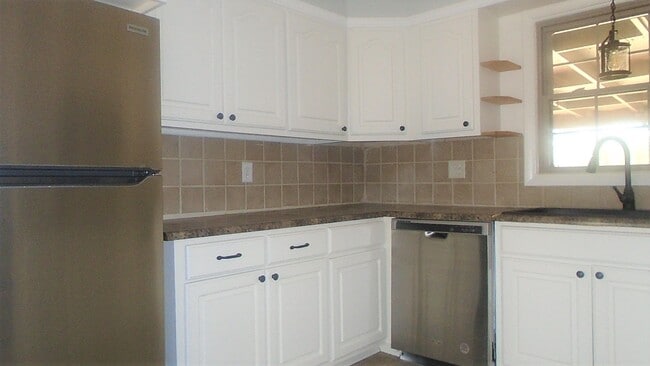 Building Photo - 3 Bedroom 2 Bathroom Home