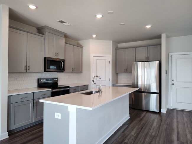 Building Photo - Beautiful 3 bedroom, 2.5 bathroom townhome in Belterra!