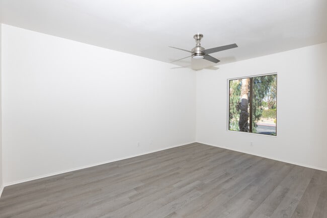 Building Photo - 1411 N Sunrise Way