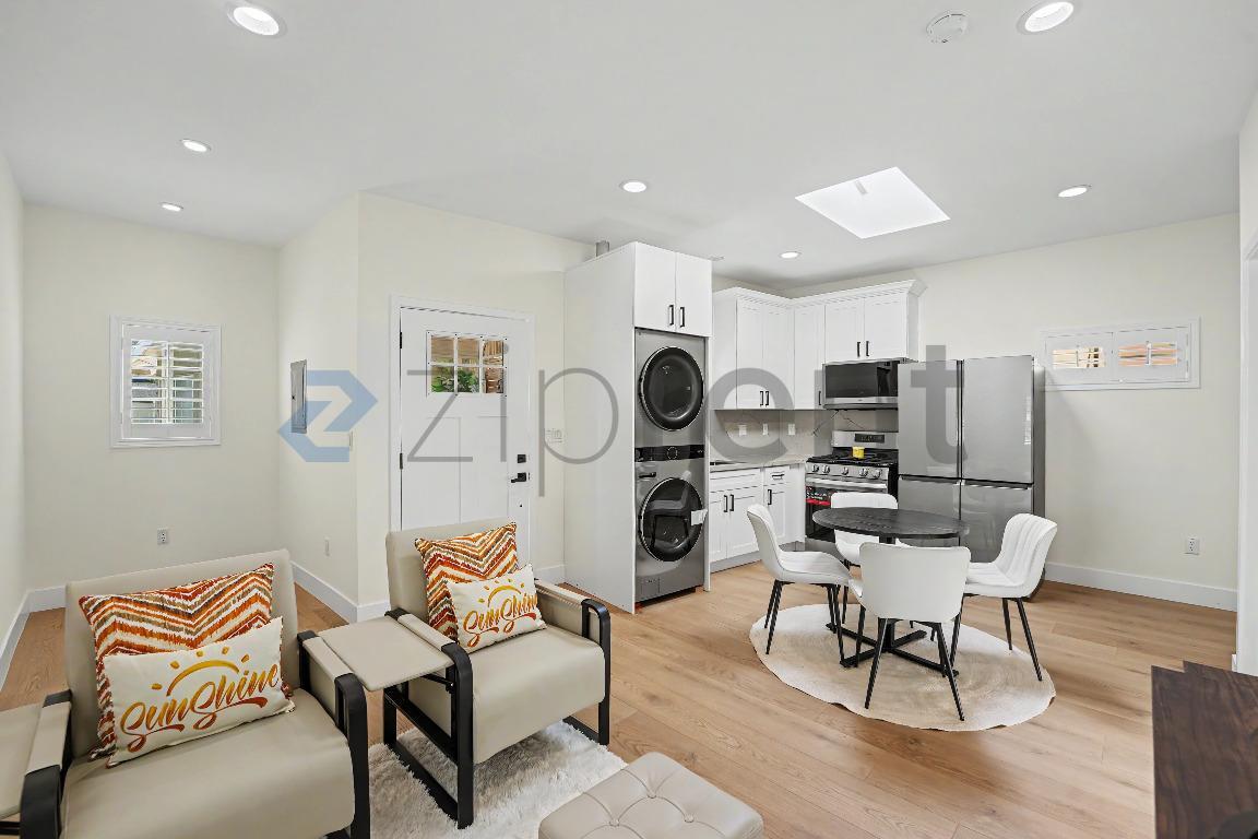Building Photo - Unit A