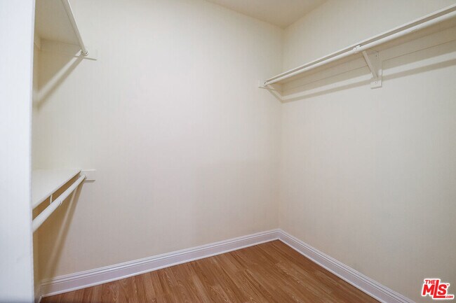 Building Photo - 7132 Farralone Ave
