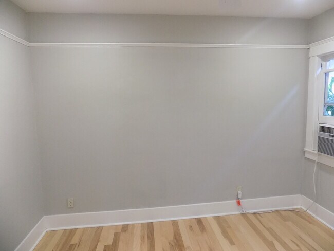 Building Photo - R0463