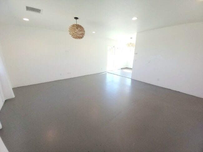 Building Photo - Fantastic Rental Opportunity in South Joshua Tree!