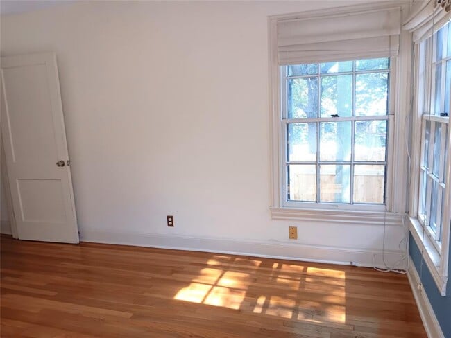 Building Photo - 2003 Montclaire St