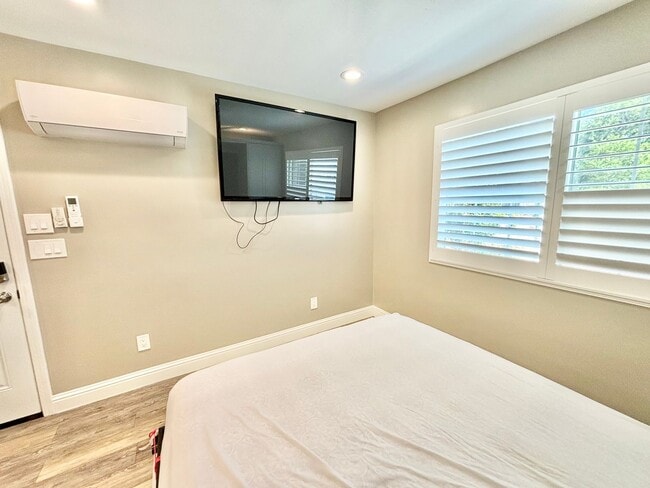 Building Photo - Fully Furnished Studio Near Nugget