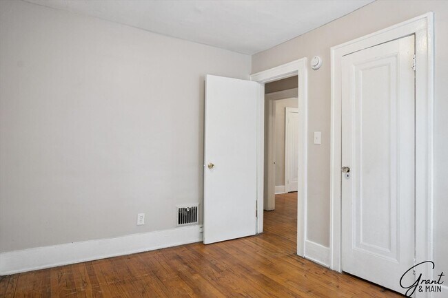 Building Photo - $1250 3 bedrooms
