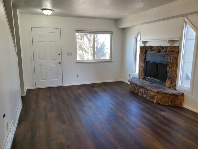 Building Photo - Townhome (end unit) with 2 bedrooms, 1.5 bath