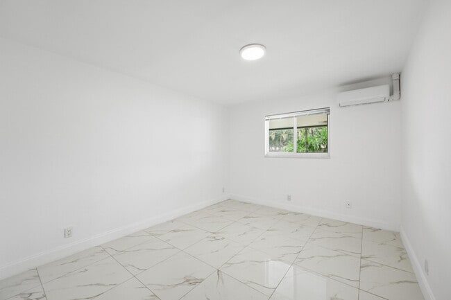 Building Photo - 2308 NW 3rd Ave