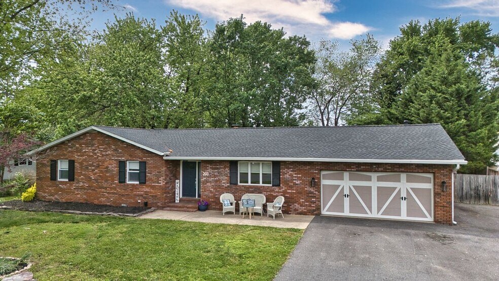 Primary Photo - 203 Anchor Ln