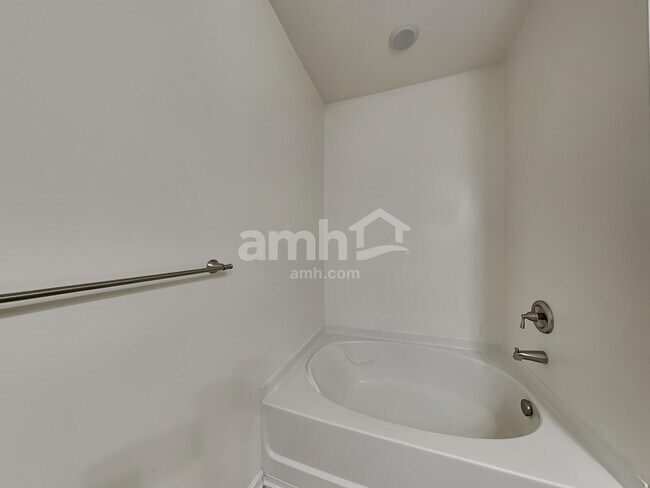 Building Photo - 553 Friar Park Ln