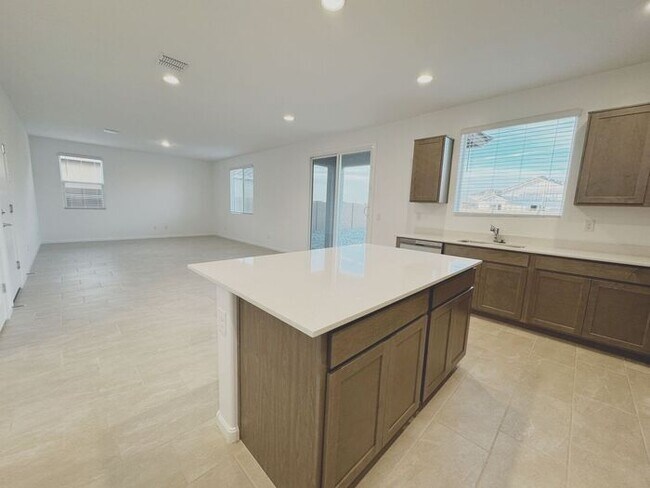 Building Photo - NEW 5 BEDROOM 3 BATHROOM HOME AVILABLE FOR RENT!