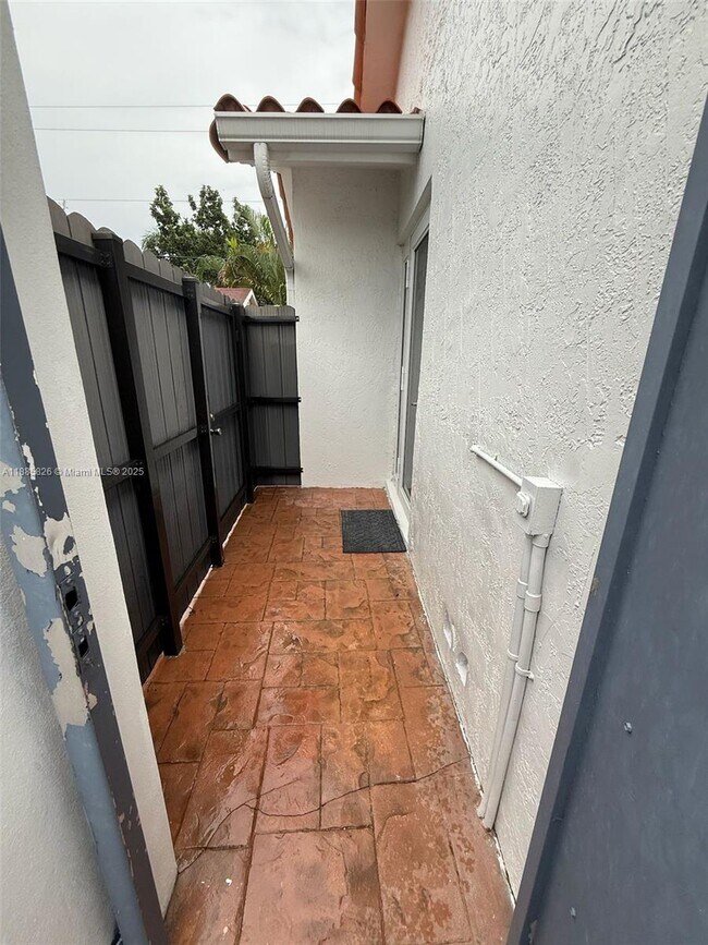 Building Photo - 1429 SW 103rd Ave